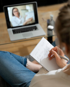 Personas en sesión de terapia online